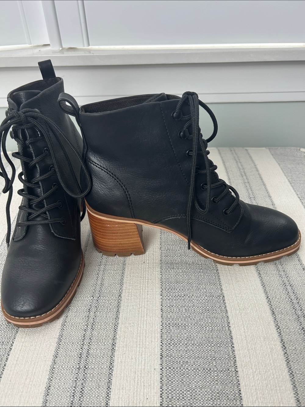 Korks Black Lace-Up Leather Ankle Boots with Tan Welt - Picture 2 of 7